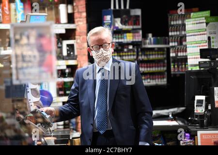 Chancelier du duché de Lancaster Michael Gove faisant un achat dans un magasin près de St James's Park à Westminster, Londres. Le port de masques dans les magasins deviendra obligatoire à partir de juillet 24, et le secrétaire de la Santé Matt Hancock a nié toute confusion dans l'informatique concernant les nouvelles règles. Banque D'Images