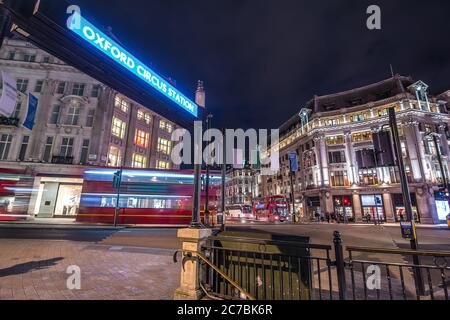 Londres, Royaume-Uni. Vers août 2017. Piéton et circulation à Oxford Circus la nuit Banque D'Images