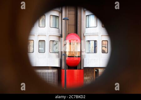 Ascenseur à bulles rouges à l'extérieur de l'hôtel Standard sur Euston Road, St Pancras, Londres, Royaume-Uni Banque D'Images