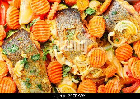 Steaks de poisson cuits avec légumes grillés. Fond de la nourriture, gros plan Banque D'Images