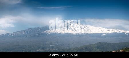 Volcan de l'Etna fumeur vu de Taormina. Sicile, Italie, Europe Banque D'Images