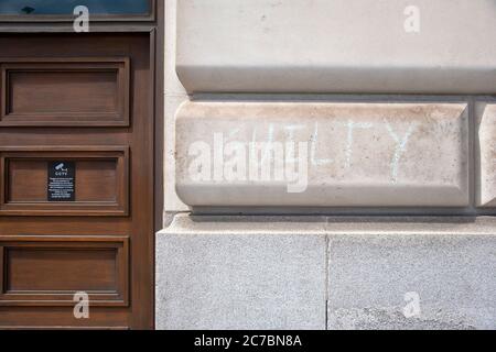 Le mot « COUPABLE » écrit en craie sur le côté d'un bâtiment historique de Londres. Angleterre, Royaume-Uni Banque D'Images