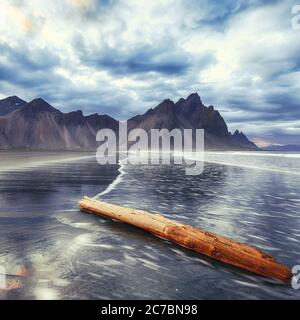 Scène spectaculaire au coucher du soleil sur Stokknes cape en Islande. Lieu: Cap Stokknes, Vestrahorn (mont Batman), Islande, Europe. Banque D'Images