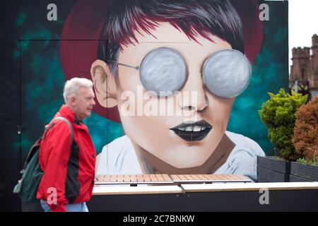 Glasgow, Écosse, Royaume-Uni. 16 juillet 2020. Photo : de nouvelles œuvres d'art et de nouvelles peintures murales apparaissent sur le Clutha Bar, dans la région de Broomielaw, à Glasgow. Le bar est bien connu pour ses œuvres d'art grand format à l'extérieur des bâtiments. Le Clutha Bar était synonyme de musique live, puis il a été marré par tragédie quand un hélicoptère de police s'est écrasé dans lui le pub le 2013 novembre, mais les gens de Glasgow se sont ralliés autour de lui, faisant du Bar une œuvre d'art vivante et célébrant l'esprit de Glasgow. Crédit : Colin Fisher/Alay Live News Banque D'Images