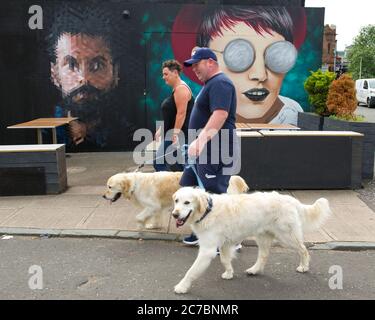 Glasgow, Écosse, Royaume-Uni. 16 juillet 2020. Photo : de nouvelles œuvres d'art et de nouvelles peintures murales apparaissent sur le Clutha Bar, dans la région de Broomielaw, à Glasgow. Le bar est bien connu pour ses œuvres d'art grand format à l'extérieur des bâtiments. Le Clutha Bar était synonyme de musique live, puis il a été marré par tragédie quand un hélicoptère de police s'est écrasé dans lui le pub le 2013 novembre, mais les gens de Glasgow se sont ralliés autour de lui, faisant du Bar une œuvre d'art vivante et célébrant l'esprit de Glasgow. Crédit : Colin Fisher/Alay Live News Banque D'Images