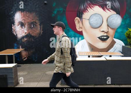 Glasgow, Écosse, Royaume-Uni. 16 juillet 2020. Photo : de nouvelles œuvres d'art et de nouvelles peintures murales apparaissent sur le Clutha Bar, dans la région de Broomielaw, à Glasgow. Le bar est bien connu pour ses œuvres d'art grand format à l'extérieur des bâtiments. Le Clutha Bar était synonyme de musique live, puis il a été marré par tragédie quand un hélicoptère de police s'est écrasé dans lui le pub le 2013 novembre, mais les gens de Glasgow se sont ralliés autour de lui, faisant du Bar une œuvre d'art vivante et célébrant l'esprit de Glasgow. Crédit : Colin Fisher/Alay Live News Banque D'Images