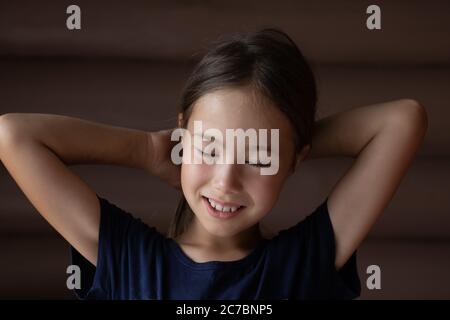 Portrait d'une jeune fille en braiant une tresse dans un style vintage Banque D'Images