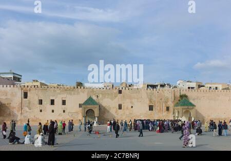 Les Marocains se sont mis à la porte près du mur de la ville l'après-midi à Meknes, au Maroc. Ciel bleu Banque D'Images