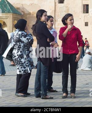 Marocains sur la place près du mur de la ville dans l'après-midi à Meknes, Maroc Banque D'Images