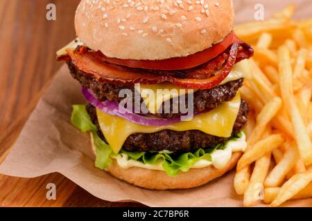 Gros plan sur le double cheeseburger et les frites Banque D'Images