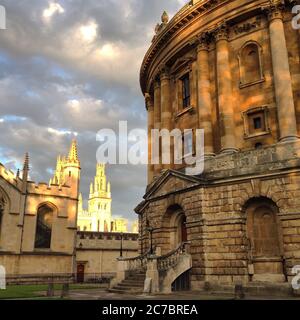 Photo verticale du bâtiment Radcliffe Camera à Oxford, en Angleterre, avec une cathédrale en arrière-plan Banque D'Images
