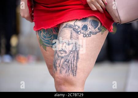 La femme Johnny Depp affiche des tatouages de jambe en attendant devant le court supérieur, pendant l'affaire des acteurs contre le journal du soleil. Londres, Royaume-Uni Banque D'Images