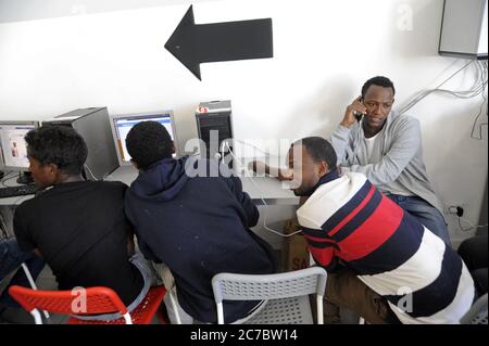 Milan (Italie), centre de tri pour les réfugiés et les demandeurs d'asile organisé dans la rue Sammartini, sous la gare centrale, et chargé de la gestion de l'organisation ONG Project Arca Banque D'Images