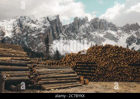 Plan horizontal d'une pile de bois de chauffage avec le arrière-plan de montagnes rocheuses couvertes de neige Banque D'Images