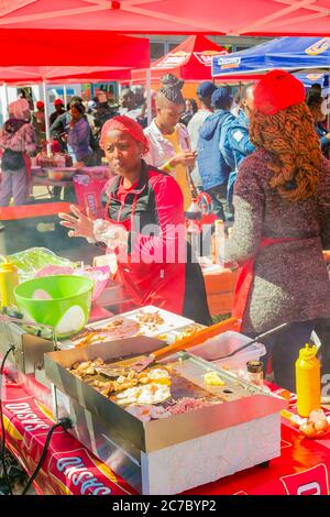 Soweto, Afrique du Sud - 8 septembre 2018 : divers vendeurs africains cuisinant et servant divers plats de rue à base de pain au festival en plein air Banque D'Images