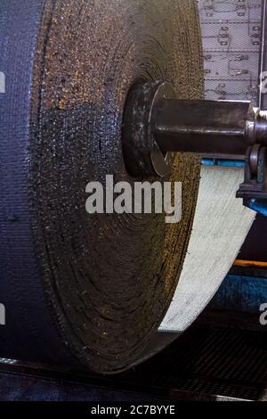 Johannesburg, Afrique du Sud - 16 octobre 2012 : gros plan d'un rouleau de caoutchouc sur une machine dans une usine de tapis transporteurs Banque D'Images
