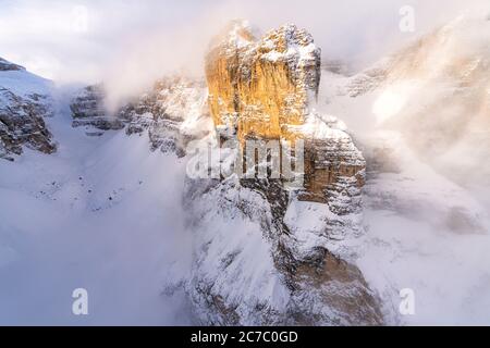 Vue aérienne du Groupe Sella entourée de neige, col Gardena, Dolomites, Trentin-Haut-Adige, Italie Banque D'Images