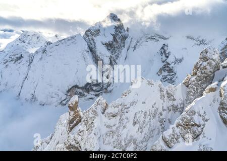 Vue aérienne de Valle Ombretta et Marmolada couverte de neige, Dolomites, Vénétie, Italie Banque D'Images