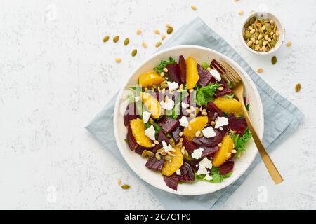 Salade végétalienne avec des graines de courge de betterave, avocat orange feta ricotta et citrouille Banque D'Images