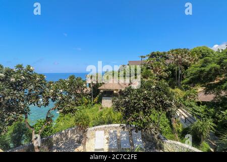 Noble Hotel sur bord de la falaise. Superbe côte près de la plage d'Uluwatu, Nunggalan Banque D'Images