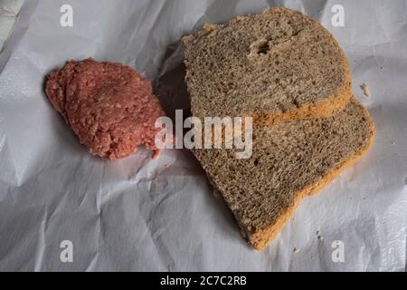 En forme de rapide flamand typique, viande hachée brute avec pain brun Banque D'Images