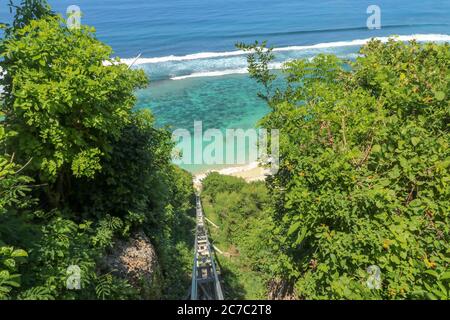 Téléphérique pour la plage de Karma à Bali, Indonésie. Vue sur la mer turquoise Banque D'Images