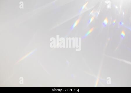 Effet de superposition flou pour les photos et les maquettes. Texture murale avec ombre en diagonale et rayons de lumière organiques sur un mur blanc. Ombres pour Li naturel Banque D'Images