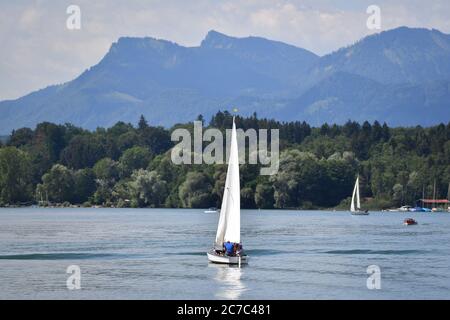 Prien, Allemagne. 14 juillet 2020. Un voilier traverse le Chiemsee en face d'un paysage alpin, de montagnes, de montagnes le 14 juillet 2020. | utilisation dans le monde crédit : dpa/Alay Live News Banque D'Images