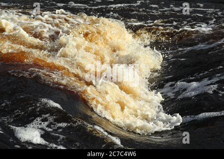 Écoulement d'eau vive au cours de rafting de barrage de tees à middlesbrough Banque D'Images