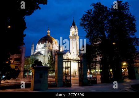 San Manuel y San Benito église du parc El Retiro, vue de nuit. Madrid, Espagne. Banque D'Images