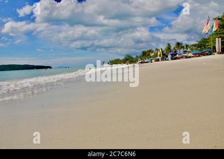 Belle photo de la plage de Langkawi en Malaisie avec des gens qui se reposent sur la plage sous le soleil Banque D'Images