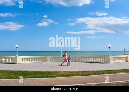 Front de mer à Bexhill-on-Sea, East Sussex, Royaume-Uni, en été, avec des piétons Banque D'Images