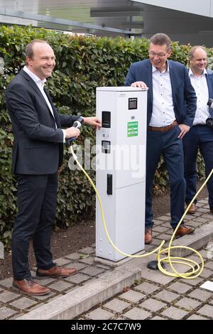 Dresde, Allemagne. 16 juillet 2020. Wolfram Günther (Bündnis90/Die Grünen, l-r), ministre de l'Environnement de Saxe, se tient dans une station de charge devant l'usine Volkswagen transparent à côté de Reinhard de Vries, directeur général de Volkswagen Saxe, Et Dirk Hilbert (FDP), seigneur maire de Dresde, à l'occasion de l'agrandissement d'une station de charge pour voitures électriques. Le parc de chargement comprend un total de 36 points de chargement publics. Credit: Sebastian Kahnert/dpa-Zentralbild/dpa/Alay Live News Banque D'Images