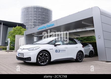 Dresde, Allemagne. 16 juillet 2020. Un VW ID.3 se trouve devant le Volkswagen Manufactory transparent à l'occasion de l'agrandissement d'une station de charge pour voitures électriques. Le parc de chargement comprend un total de 36 points de chargement publics. Credit: Sebastian Kahnert/dpa-Zentralbild/dpa/Alay Live News Banque D'Images