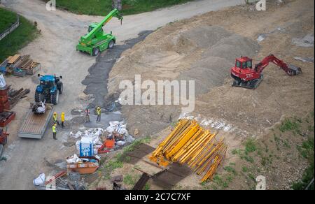 15 juillet 2020, Bade-Wurtemberg, Mühlhausen im Täle: Les travailleurs se tiennent sur le chantier de construction du pont Filstalbrücke, qui fait partie du projet ferroviaire Stuttgart 21. Photo: Sebastian Gollnow/dpa Banque D'Images