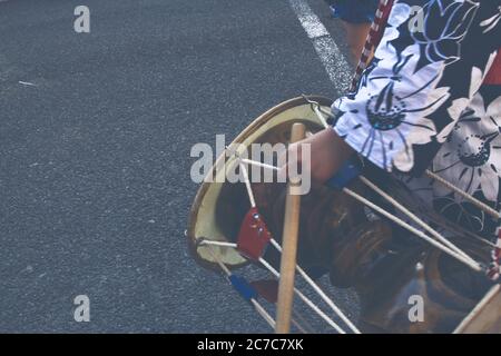 Gros plan d'une femme tenant un tsuzumi japonais traditionnel tambour pendant un festival Banque D'Images