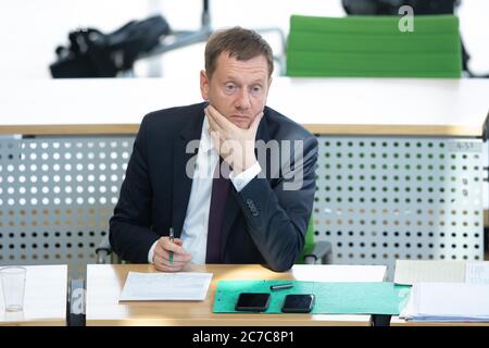 Dresde, Allemagne. 16 juillet 2020. Michael Kretschmer (CDU), Premier ministre de Saxe, suit le débat au Parlement de l'État de Saxe. Le Premier ministre de Saxe, Kretschmer, a fait preuve de sa confiance dans le Ministre de l'intérieur. Credit: Sebastian Kahnert/dpa-Zentralbild/dpa/Alay Live News Banque D'Images