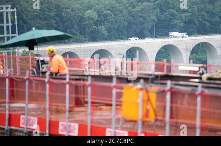 15 juillet 2020, Bade-Wurtemberg, Mühlhausen im Täle: Des travailleurs sont sur le chantier du pont Filstalbrücke, qui fait partie du projet ferroviaire Stuttgart 21, en face du pont Todsburgbrücke sur lequel traverse l'autoroute A8. Photo: Sebastian Gollnow/dpa Banque D'Images