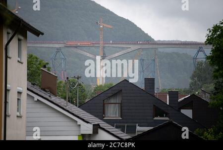 15 juillet 2020, Bade-Wurtemberg, Mühlhausen im Täle : le pont Filstal derrière les maisons. Cette ligne fait partie de la nouvelle ligne Wendlingen-Ulm du projet ferroviaire Stuttgart 21. Photo: Sebastian Gollnow/dpa Banque D'Images