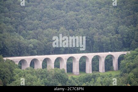 15 juillet 2020, Bade-Wurtemberg, Mühlhausen im Täle : pont de Todsburg de l'autoroute A8. Photo: Sebastian Gollnow/dpa Banque D'Images