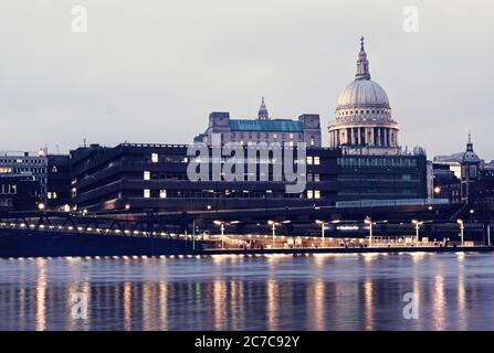 Le dôme de St Pauls au crépuscule de l'autre côté de la Tamise sur la rive sud. Banque D'Images