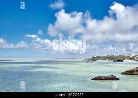 Paysage marin. Biarritz, l'eau de l'océan et un phare sur la ligne d'horizon. Golfe de Gascogne, côte Atlantique, pays Basque, France. Été ensoleillé jour et bleu Banque D'Images