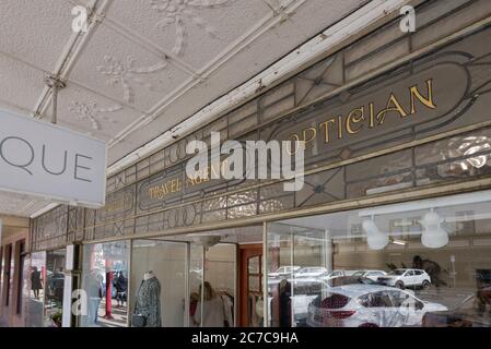 Verre clair antique au-dessus d'un front de magasin dans la principale rue commerçante de Mudgee dans le centre-ouest de la Nouvelle-Galles du Sud, en Australie Banque D'Images