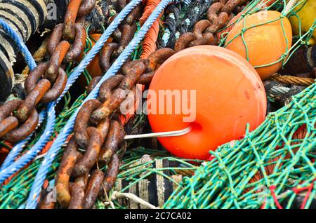 Un tas, un petit groupe de pêche traditionnelle équipé de filets verts et de bouées orange Banque D'Images