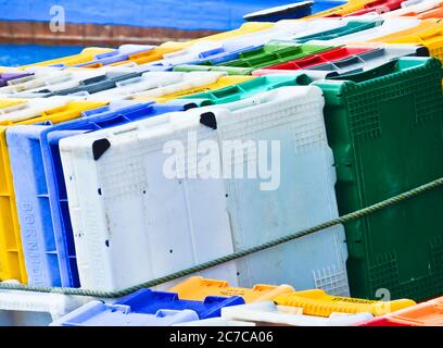 Un tas, un petit groupe de pêche traditionnelle équipé de boîtes en plastique colorées Banque D'Images