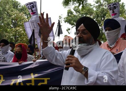 New Delhi, Inde. 16 juillet 2020. Sikhs à New Delh, Inde le 16 juillet 2020, protestant contre le soutien de l'ISI, l'agence de renseignement pakistanaise, aux dirigeants separatistes sikhs qui ont été désignés terroristes par le gouvernement indien. Les manifestants ont ensuite brûlé des effigies de l'ISI. (Photo de Sondeep Shankar/Pacific Press) crédit: Pacific Press Agency/Alay Live News Banque D'Images