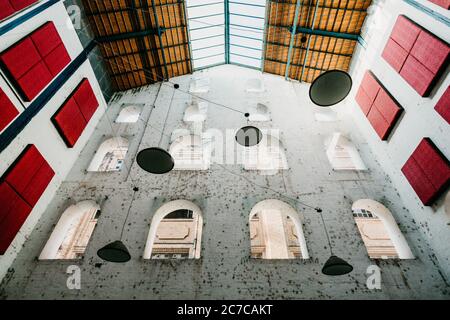 Photo d'un mur intérieur de bâtiment blanc avec un angle bas ouvertures et rectangles rouges sur les flancs Banque D'Images