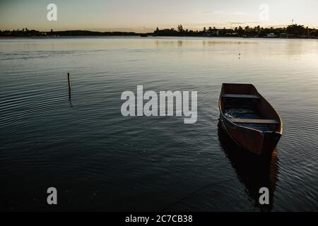 Plan horizontal d'un petit barque debout encore dans un lac paisible Banque D'Images