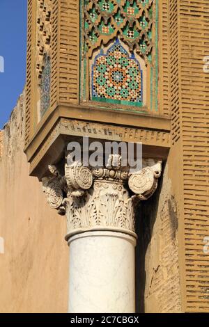 Maroc, Meknes, Centre historique. Détail de la célèbre porte médiévale de Bab Mansour. Banque D'Images