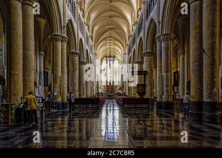 Magnifique photo intérieure de la vieille cathédrale ou de la basilique notre-Dame de Tongeren, Belgique Banque D'Images